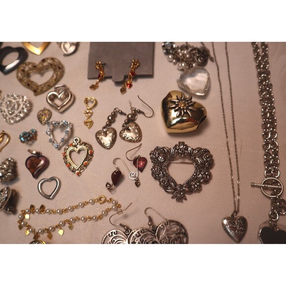 Vintage Heart Jewelry Lot 30 Pc Locket Brooches More - Picture 3 of 11